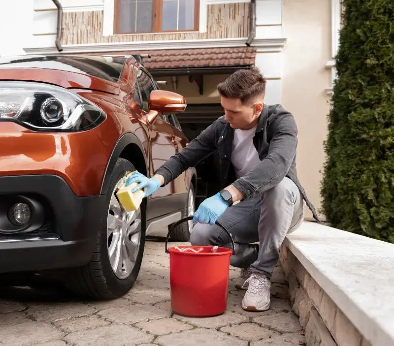 Lavage auto à domicile Chef-Boutonne : professionnel intervenant sur un véhicule